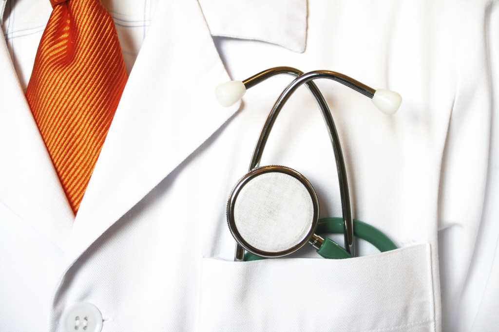 Doctor prepared to examine the patient    105770502