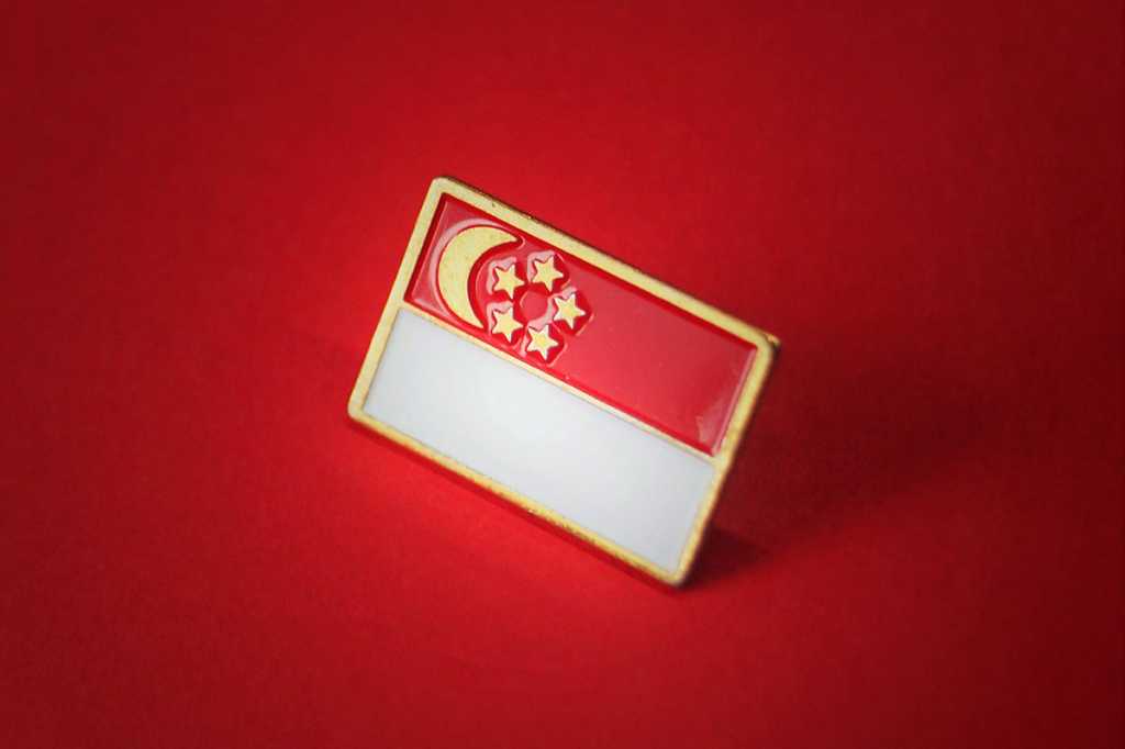 Flag pin >  Singapore