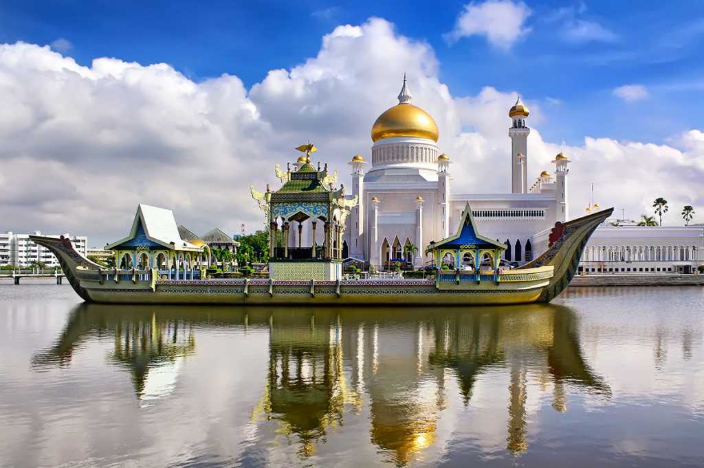 The Sultan Omar Ali Saifudding Mosque in Bandar Seri Begawan, capital of Brunei in Southeast Asia.