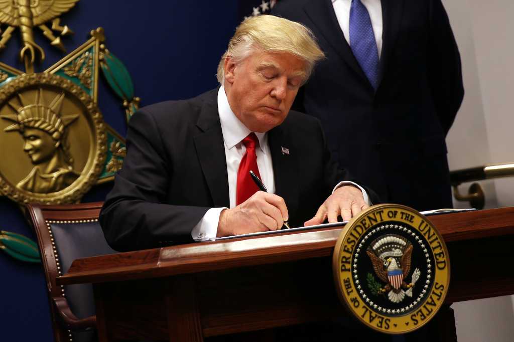 trump sign immigration eo