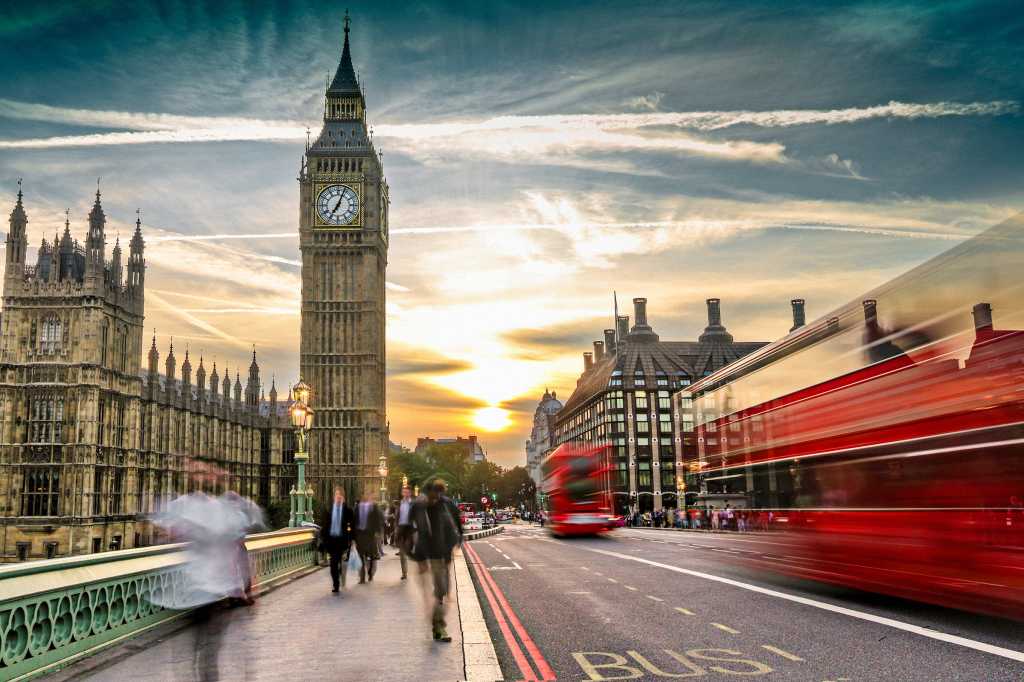 UK | United Kingdom > London > street / traffic / buses / pedestrians / Big Ben / Parliament
