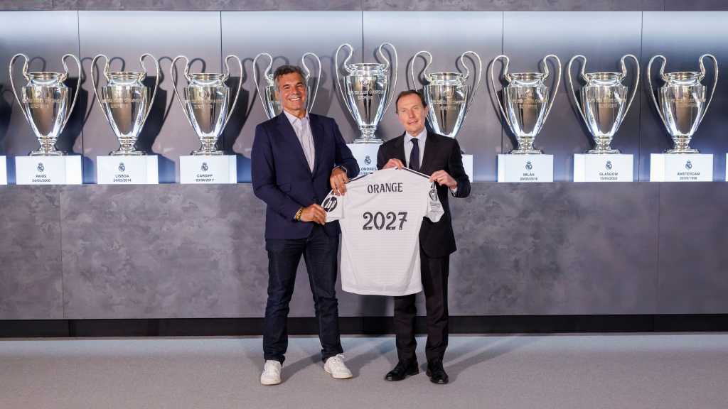 Germán López, director general de Operaciones de Masorange, junto a Emilio Butragueño, director de Relaciones Institucionales del Real Madrid.