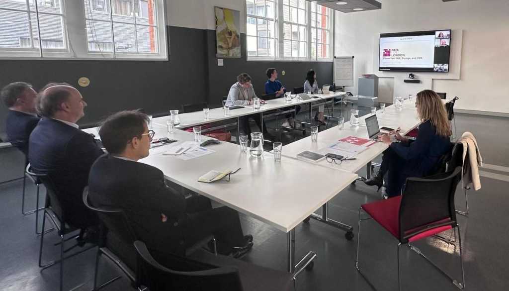 Ambas partes se reúnen en Londres para explorar nuevas vías de promoción de los servicios públicos mediante  la digitalización.