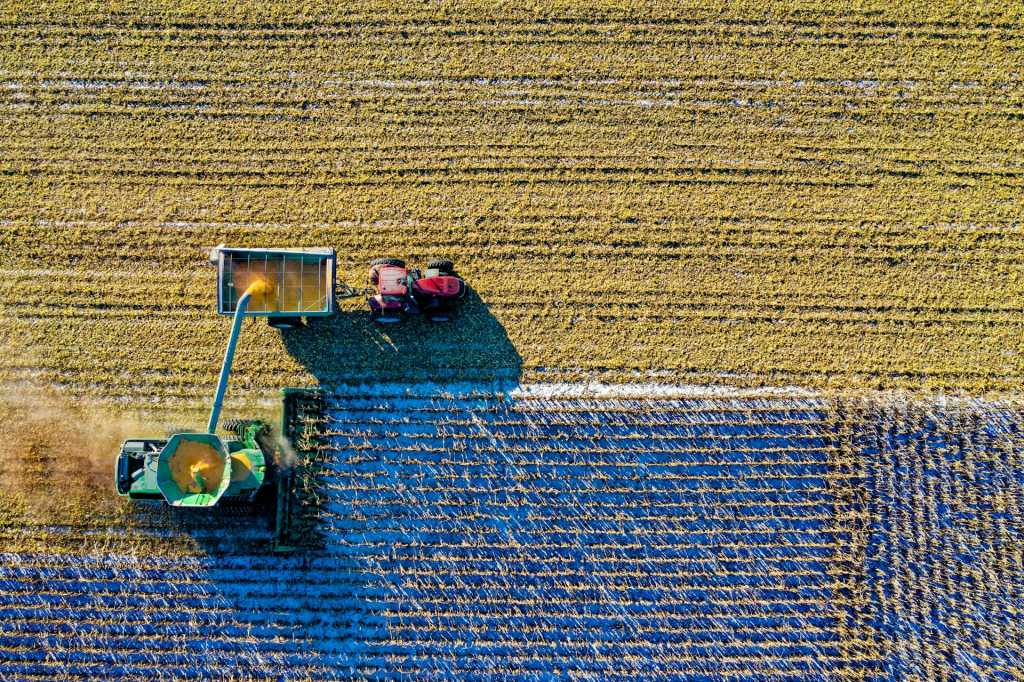 Un tractor trabajando en el campo